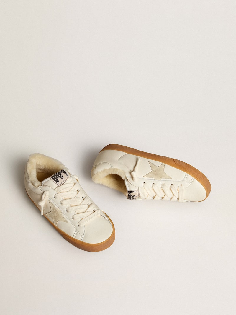 Golden Goose - Super-Star aus wei&szlig;em Nappaleder mit Raulederstern und Shearlingfutter in 