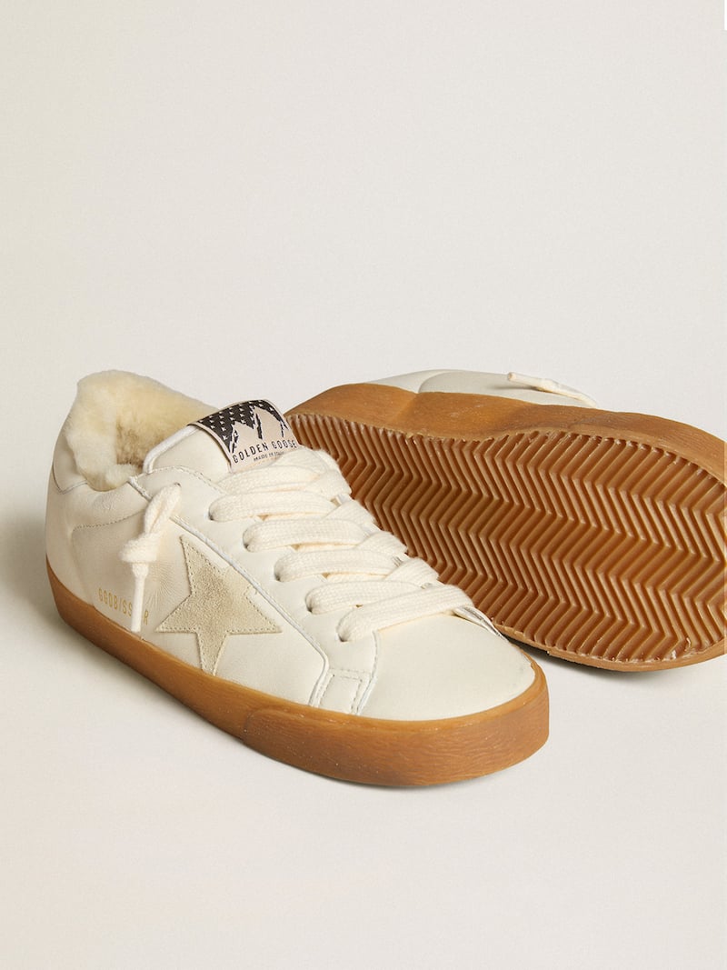 Golden Goose - Super-Star aus wei&szlig;em Nappaleder mit Raulederstern und Shearlingfutter in 