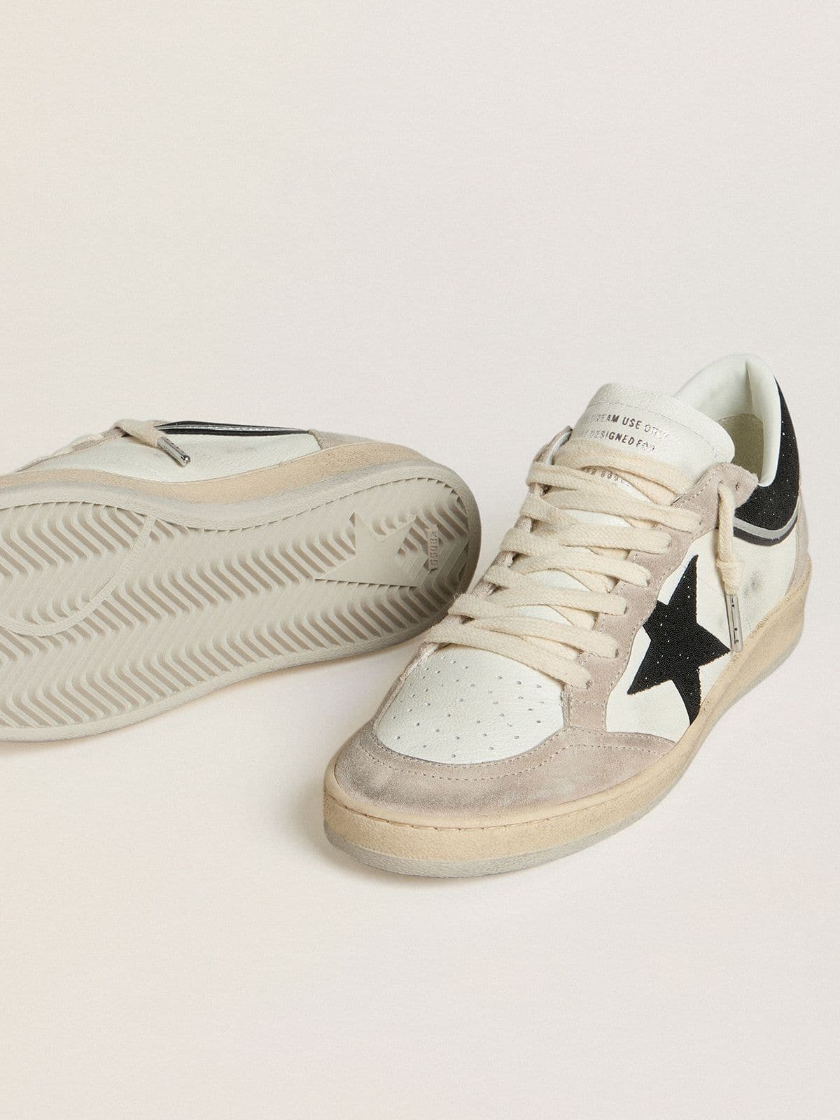 Golden Goose - Ball Star LTD Damen aus Nappa mit schwarzem Kristallstern und beigen Suededetails in 