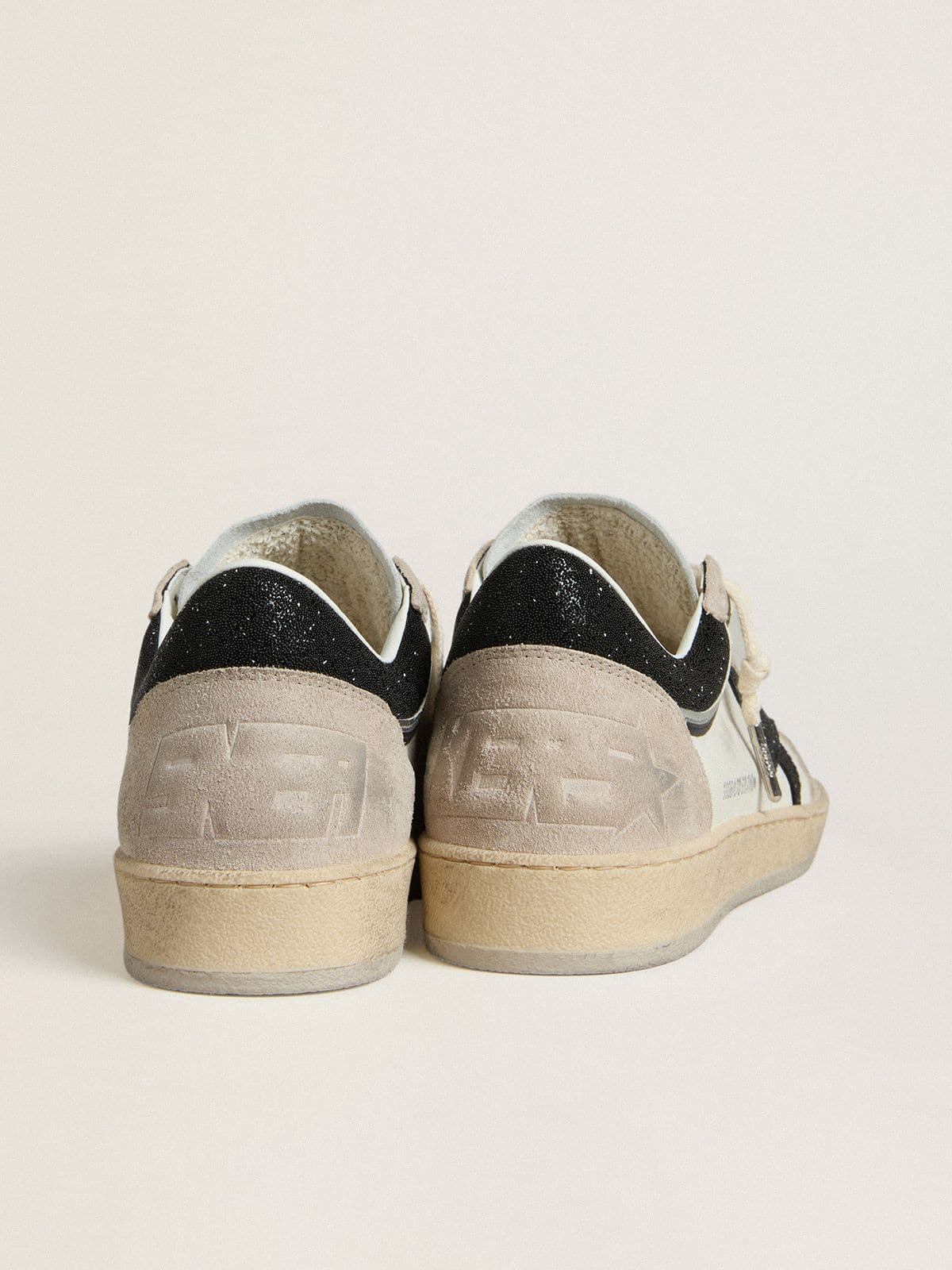 Golden Goose - Ball Star LTD Damen aus Nappa mit schwarzem Kristallstern und beigen Suededetails in 