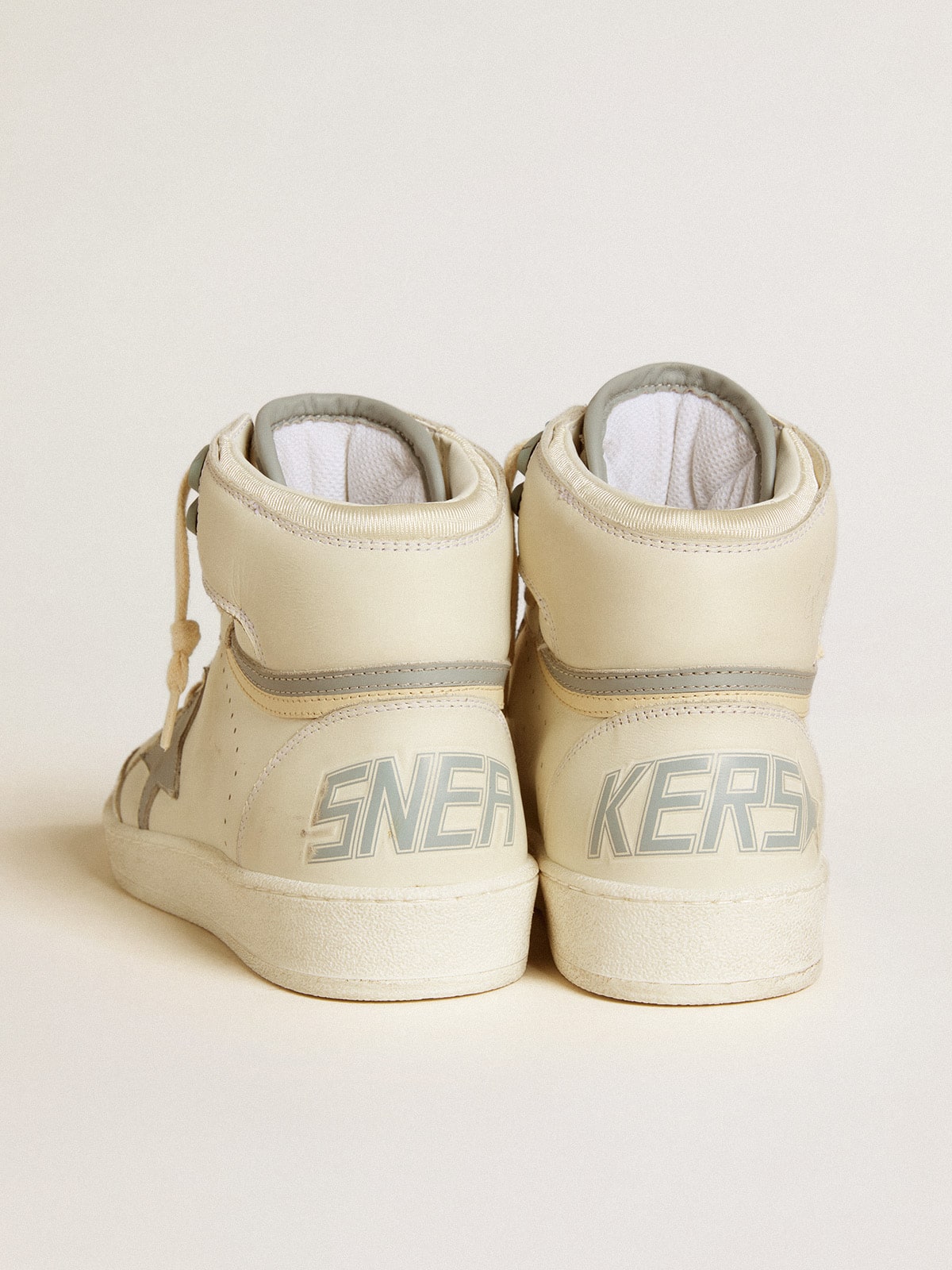Golden Goose - Sky-Star Donna in pelle con stella in pelle azzurra e talloncino bianco in 