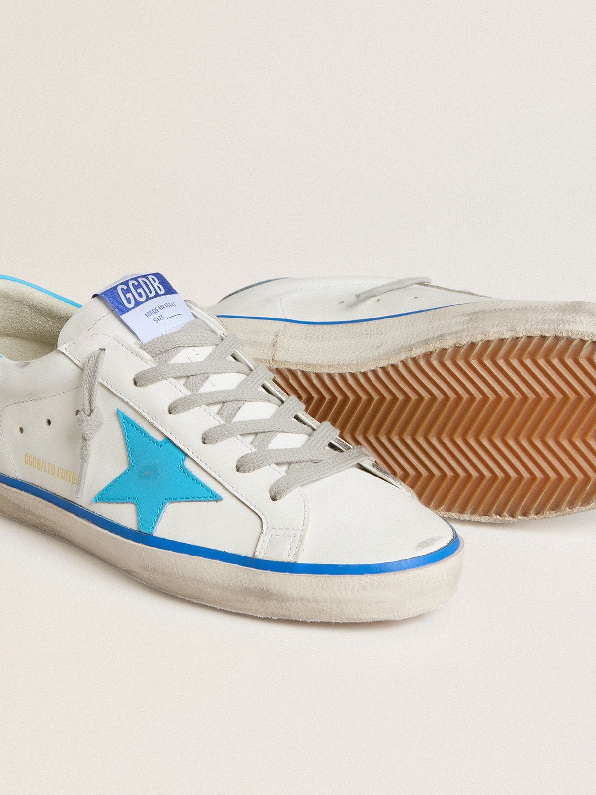Golden Goose - Super-Star 限定版 レディース レザー（ホワイト） レザースター＆ヒールタブ（ライトブルー） in 
