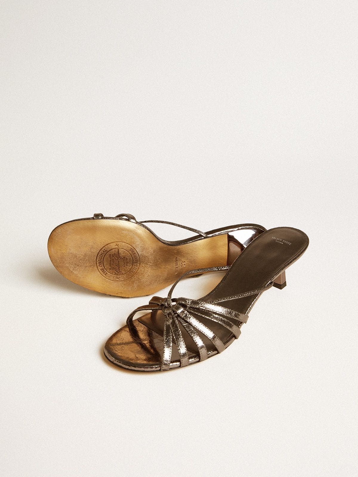 Golden Goose - Sandalias de tacón kitten Nico de piel laminada gris in 