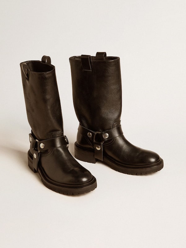 Kurt boots in glossy black leather with silver-colored buckle and studs