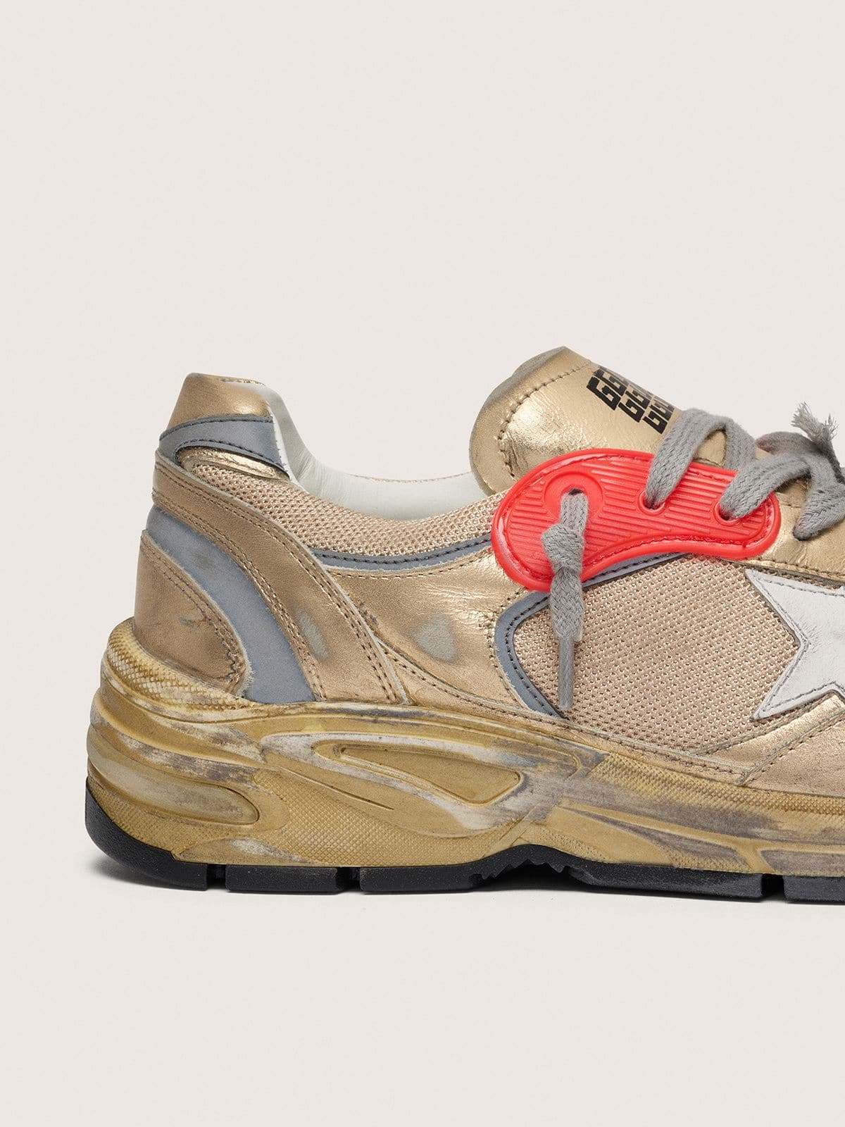 Golden Goose - Dad-Star pour femme en cuir lam&eacute; dor&eacute; et r&eacute;sille avec &eacute;toile en cuir blanc et contrefort en cuir dor&eacute; in 