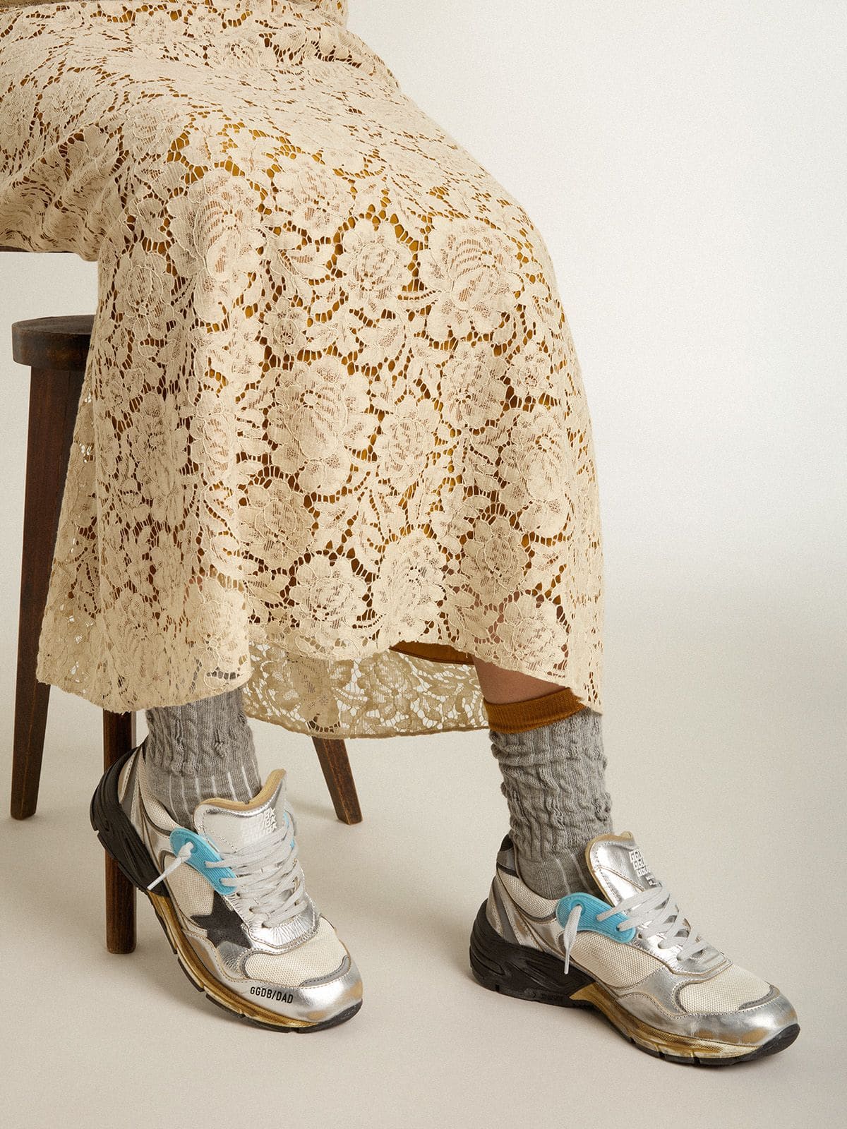 Golden Goose - Dad-Star Damen aus Mesh und silbernem Metallic-Leder mit schwarzem Raulederstern   in 