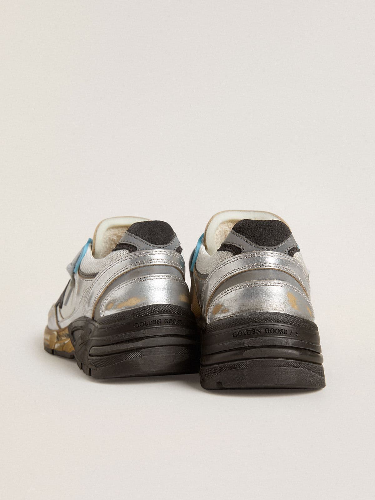 Golden Goose - Dad-Star Damen aus Mesh und silbernem Metallic-Leder mit schwarzem Raulederstern   in 
