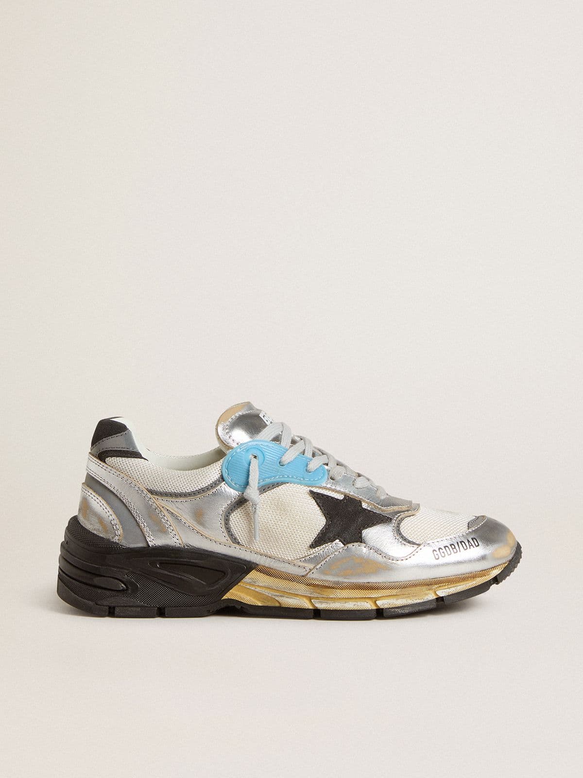 Golden Goose - Dad-Star Damen aus Mesh und silbernem Metallic-Leder mit schwarzem Raulederstern   in 