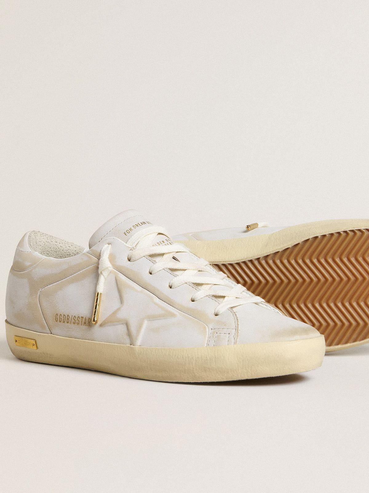 Golden Goose - Super-Star Damen mit Stern und Fersenpartie aus weißem Leder mit Lived-in-Optik in 
