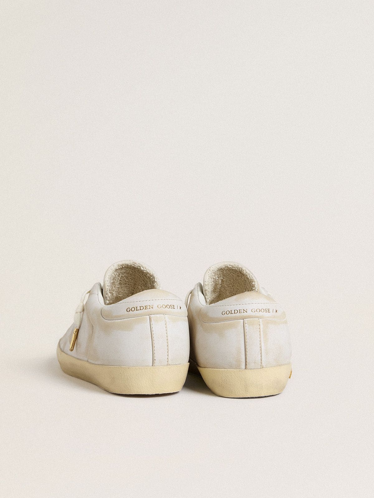 Golden Goose - Super-Star Damen mit Stern und Fersenpartie aus weißem Leder mit Lived-in-Optik in 