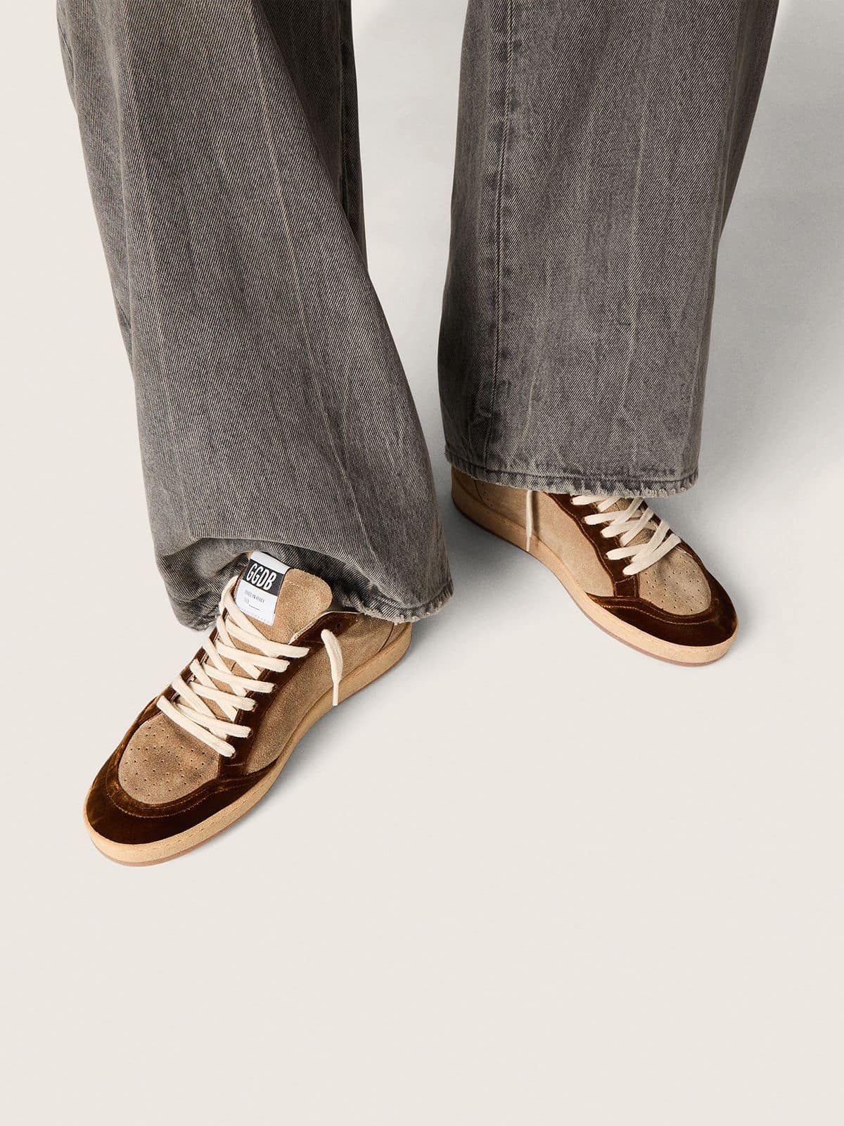 Ball Star pour femme en cuir velours tabac avec étoile en cuir blanc et empiècements en velours cognac