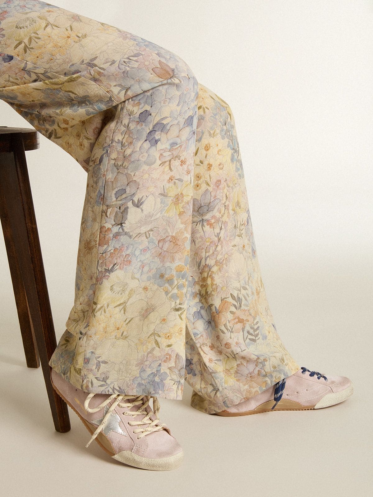 Golden Goose - True-Star Donna in suede rosa pastello con stella e talloncino argento in 