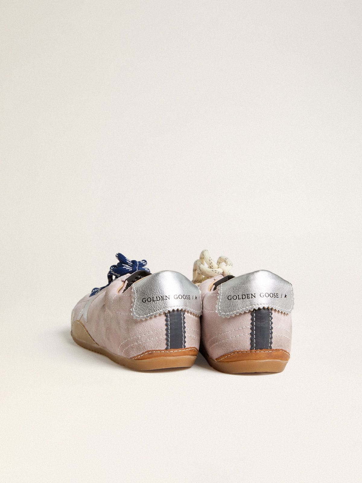 Golden Goose - True-Star Donna in suede rosa pastello con stella e talloncino argento in 