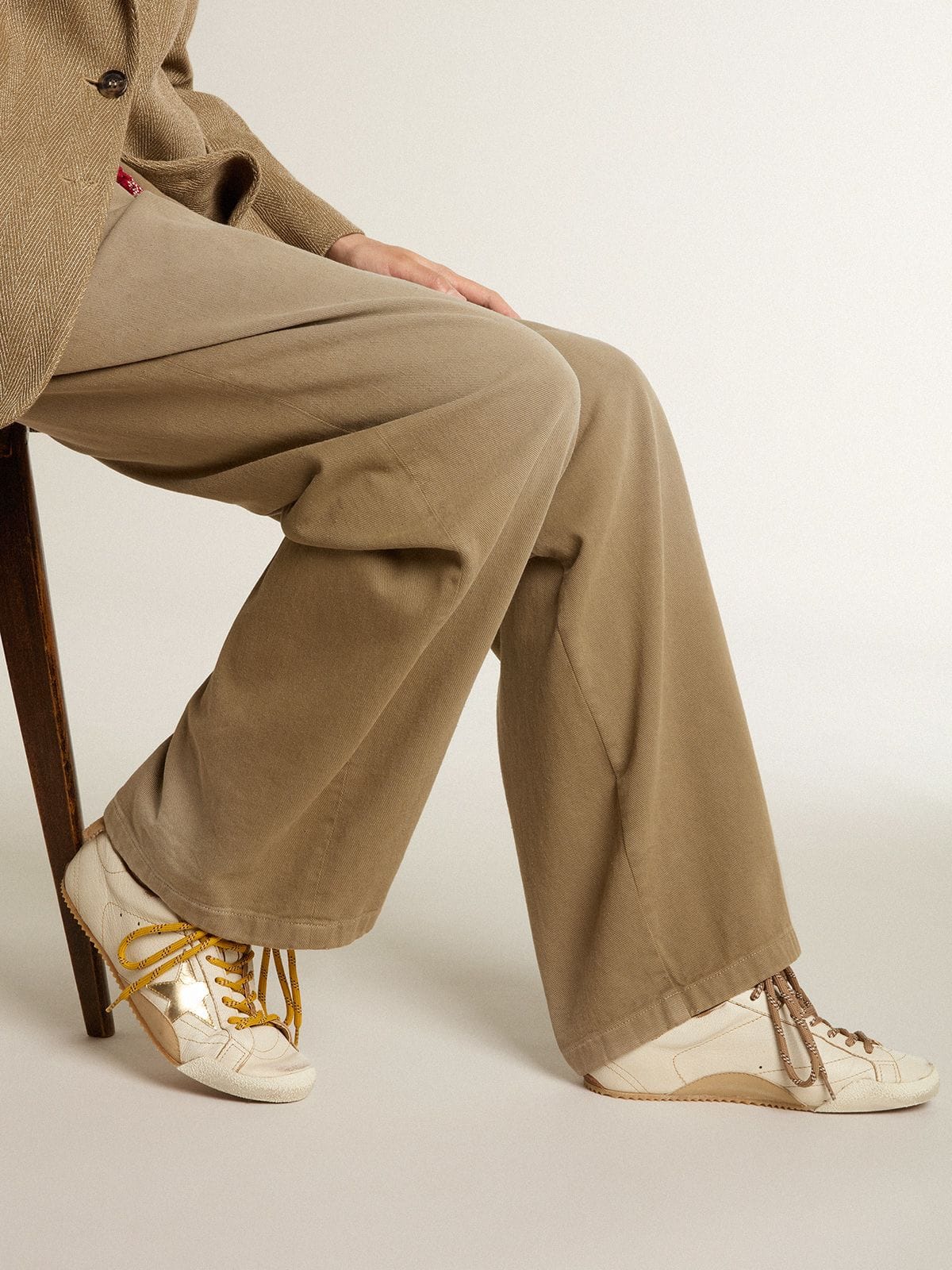 Golden Goose - True-Star Donna in nappa bianca con stella oro e talloncino in suede beige in 