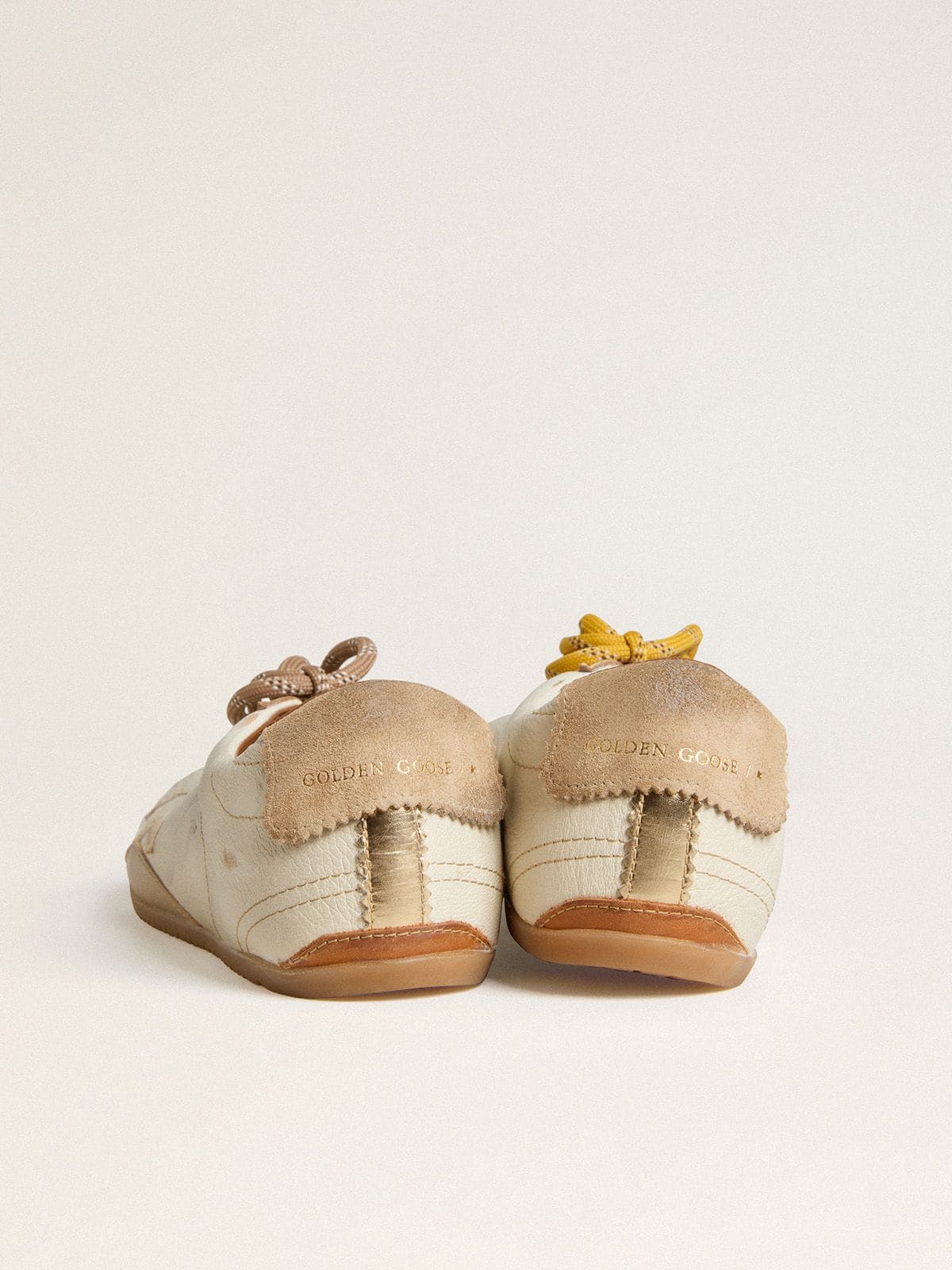 Golden Goose - True-Star Donna in nappa bianca con stella oro e talloncino in suede beige in 