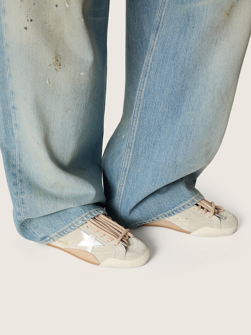 Golden Goose - True-Star de mujer de ante gris claro con estrella y refuerzo del tal&oacute;n laminados plateados in 