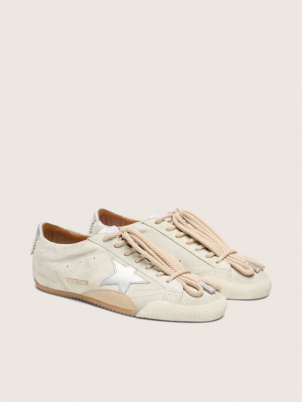 Golden Goose - True-Star Donna in suede grigio chiaro con stella e talloncino laminati argento in 