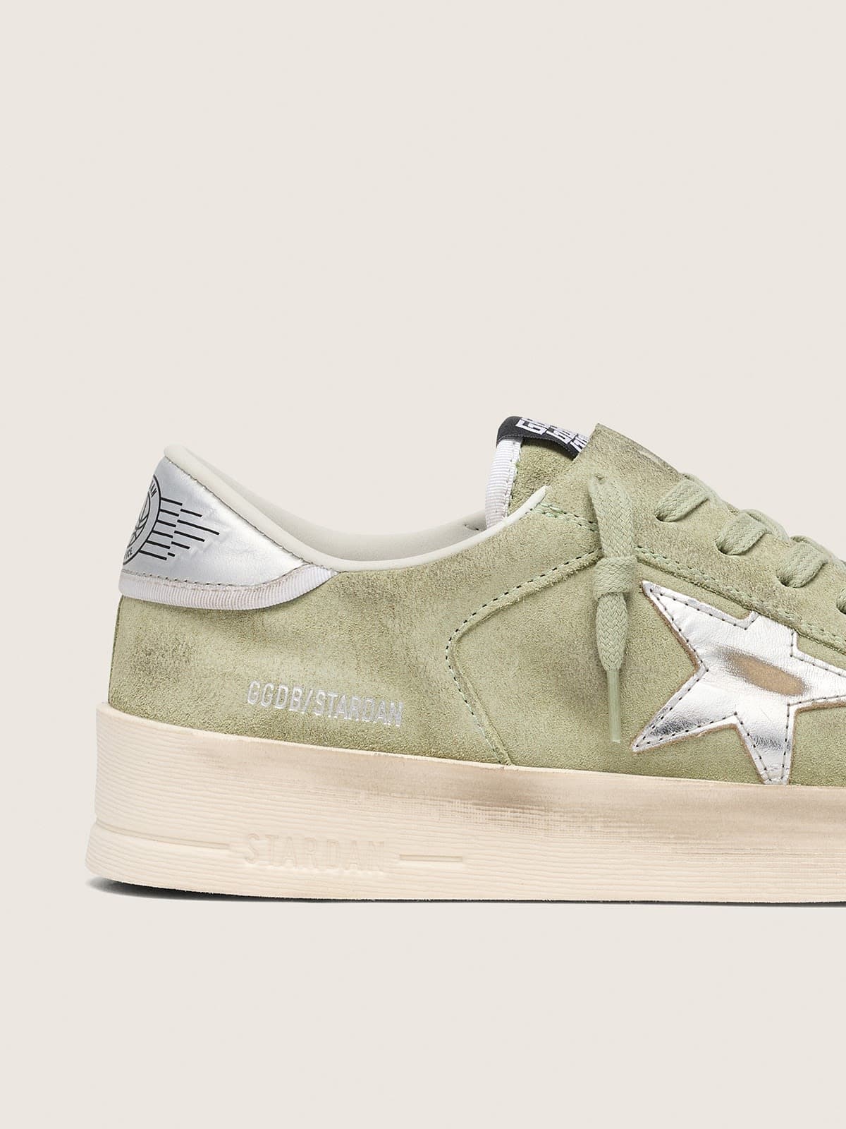 Golden Goose - Stardan de mujer de ante verde salvia con estrella laminada plateada in 