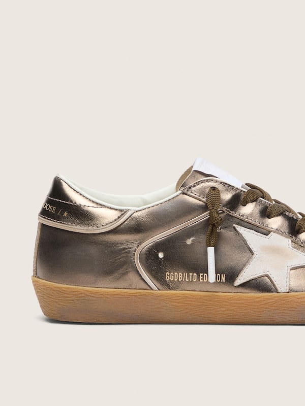 Golden Goose - Super-Star LTD de mujer de piel laminada verde oliva con estrella blanca in 