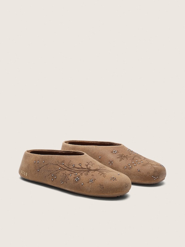 Tierra donna in suede color tabacco con motivo floreale e borchie