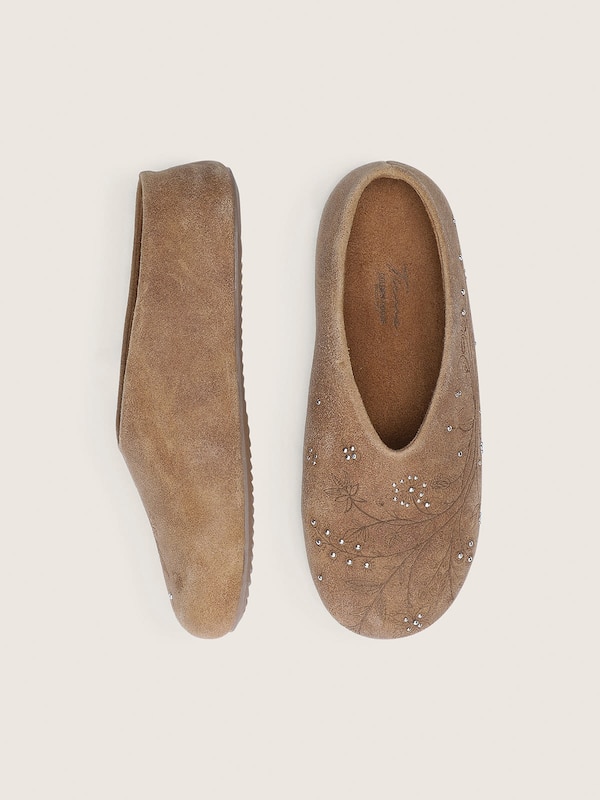 Tierra donna in suede color tabacco con motivo floreale e borchie