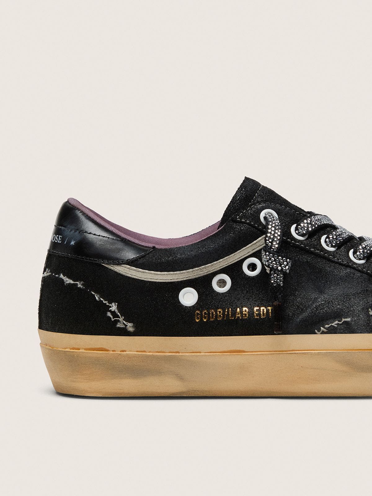 Golden Goose - Super-Star レディース LAB ラミネートスエード（ブラック）＆ナイロン レリーフスター＆クリスタル付きシューレース in 