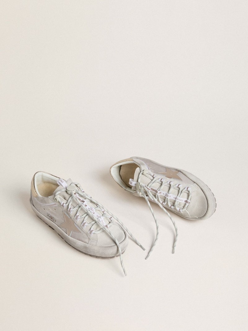 Golden Goose - Super-Star Ski Damen aus hellgrauem Nylon mit Stern und Ferse aus Metallic-Leder in 