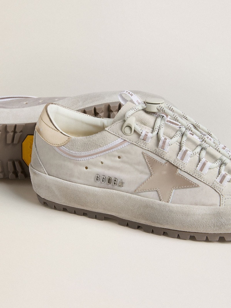 Golden Goose - Super-Star Ski Damen aus hellgrauem Nylon mit Stern und Ferse aus Metallic-Leder in 