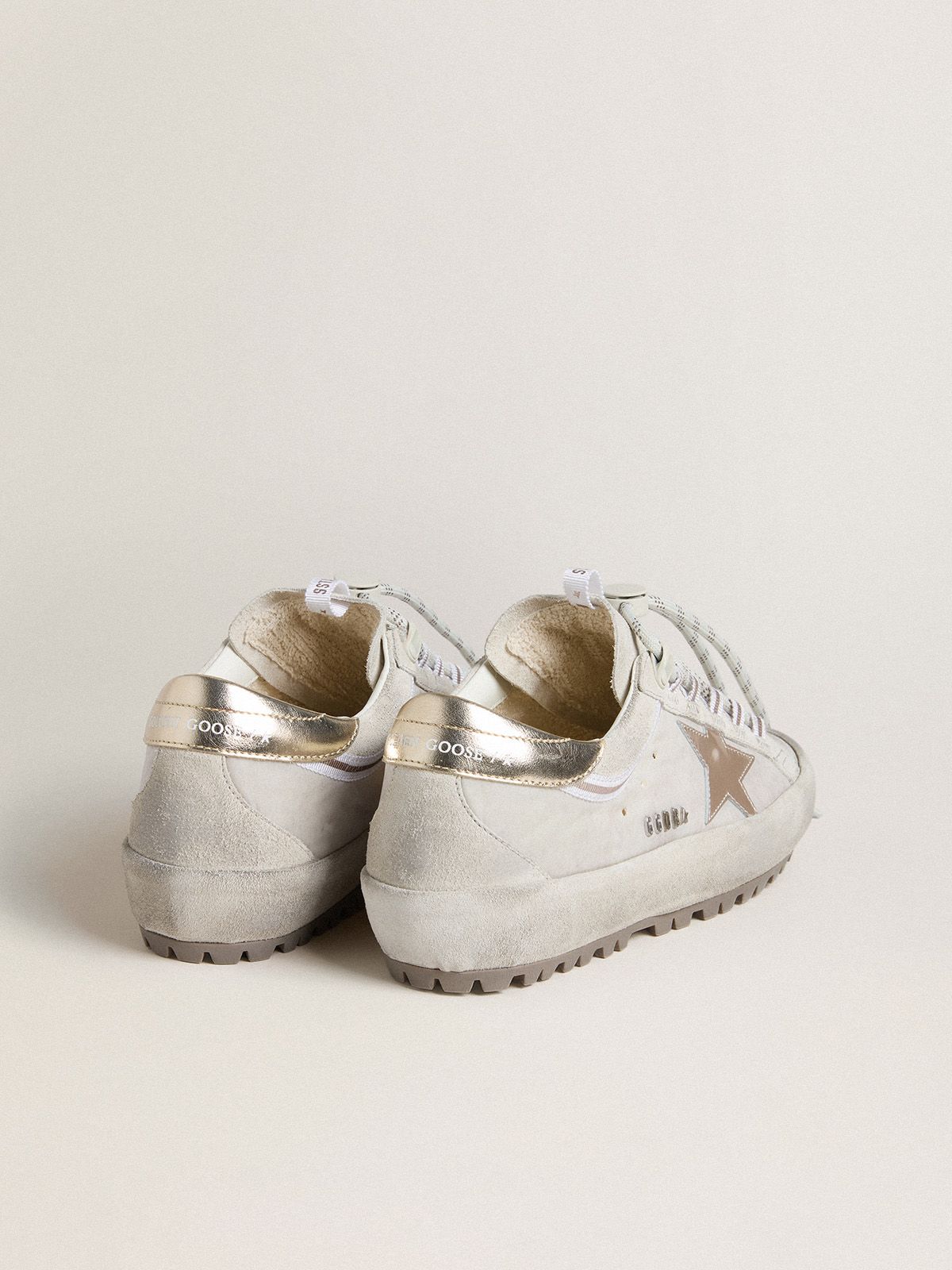 Golden Goose - Super-Star Ski de Mujer de nailon gris claro con estrella y refuerzo del talón de piel laminada in