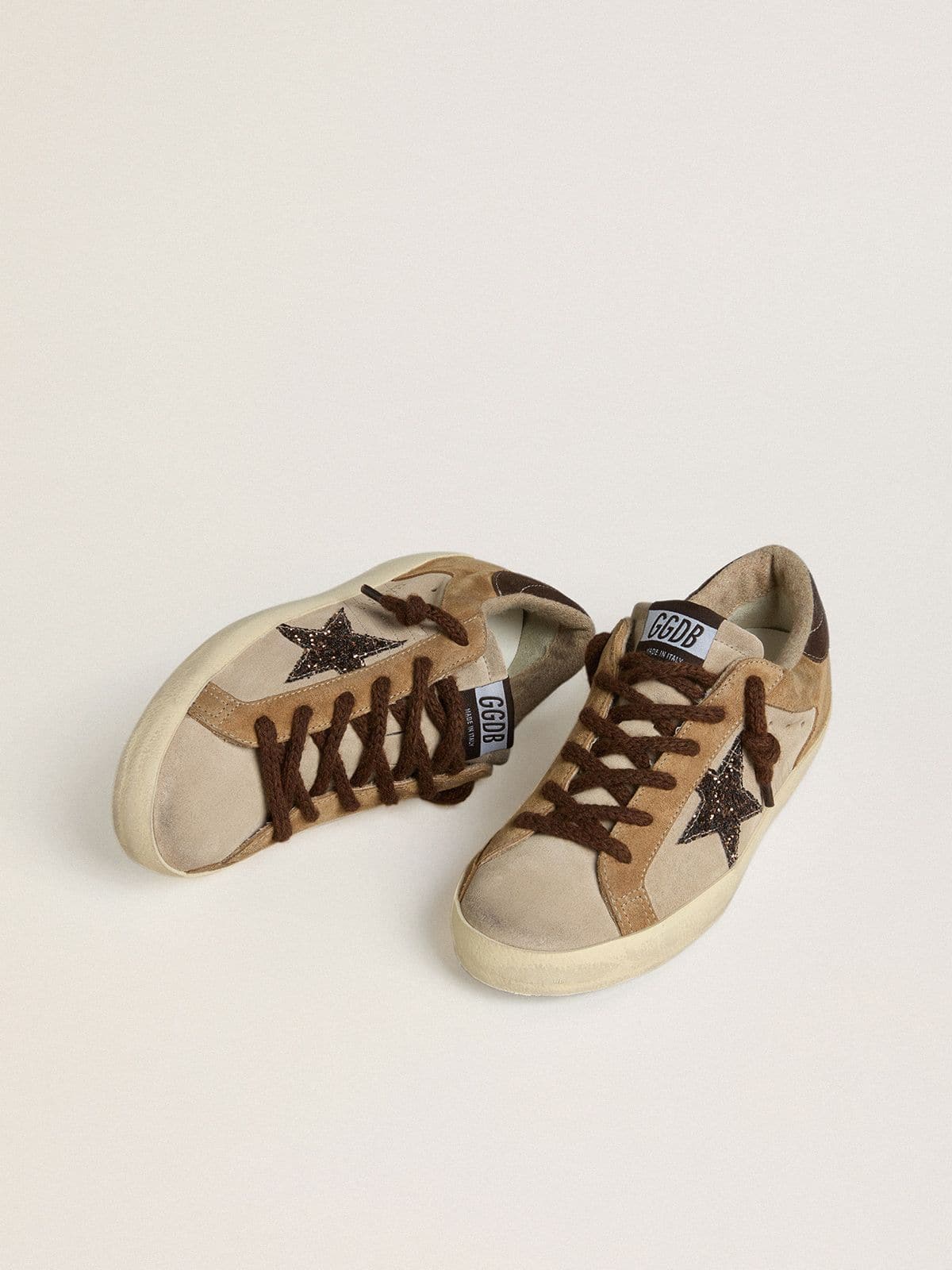 Super-Star Feminino de suede bege e marrom com estrela de glitter marrom