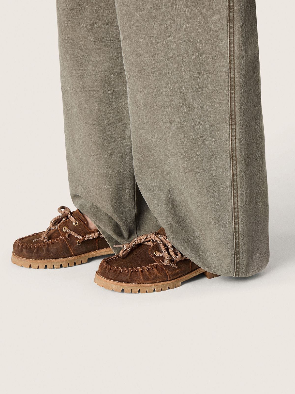 Mocassins Cruise pour femme en cuir velours cir&eacute; marron avec lacets trekking gris tourterelle