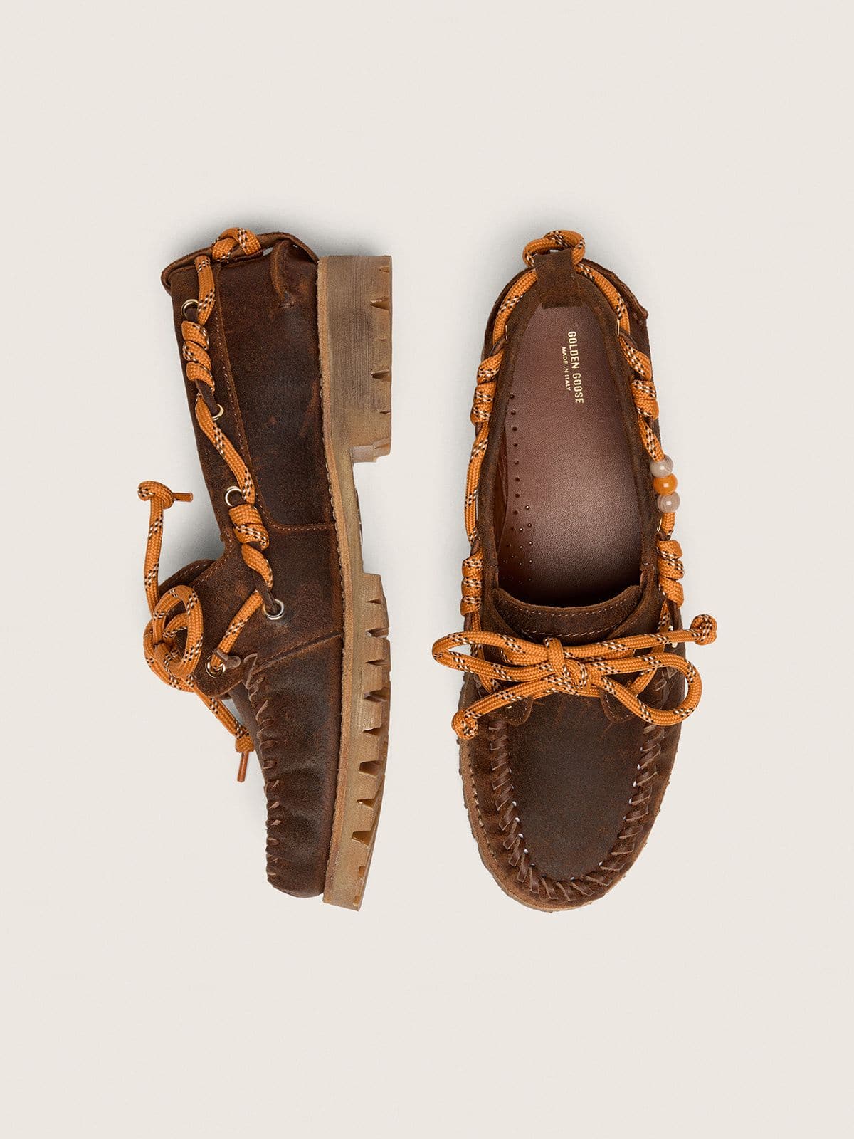 Golden Goose - Damenmokassin Cruise aus gewachstem braunem Suede mit taubengrauen Trekkingsenkeln in 