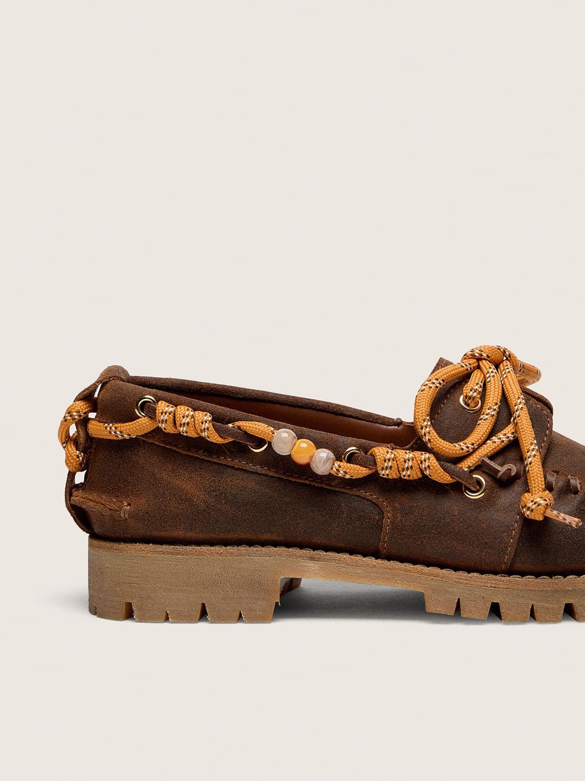 Golden Goose - Damenmokassin Cruise aus gewachstem braunem Suede mit taubengrauen Trekkingsenkeln in 