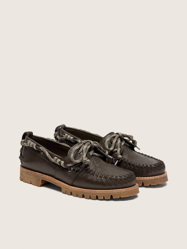 Mocas&iacute;n Cruise de mujer de piel verde oscuro con cordones de trekking gris paloma y trama floral en relieve