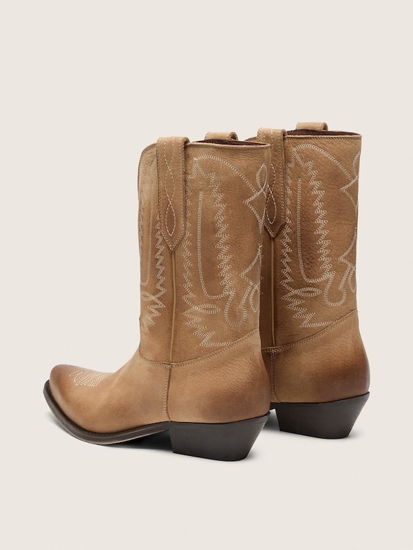 Low Wish Star boots in tobacco-colored suede with heel
