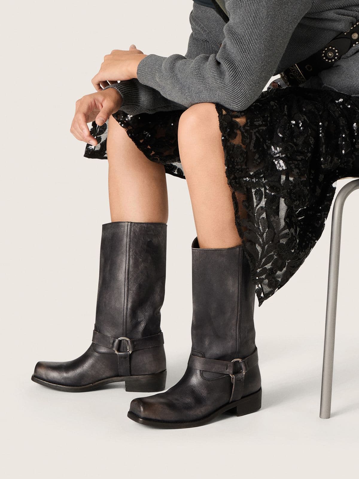Golden Goose - Hoher Damen-Bikerstiefel aus schwarzem Leder mit Riemen und silberfarbener Schnalle in 