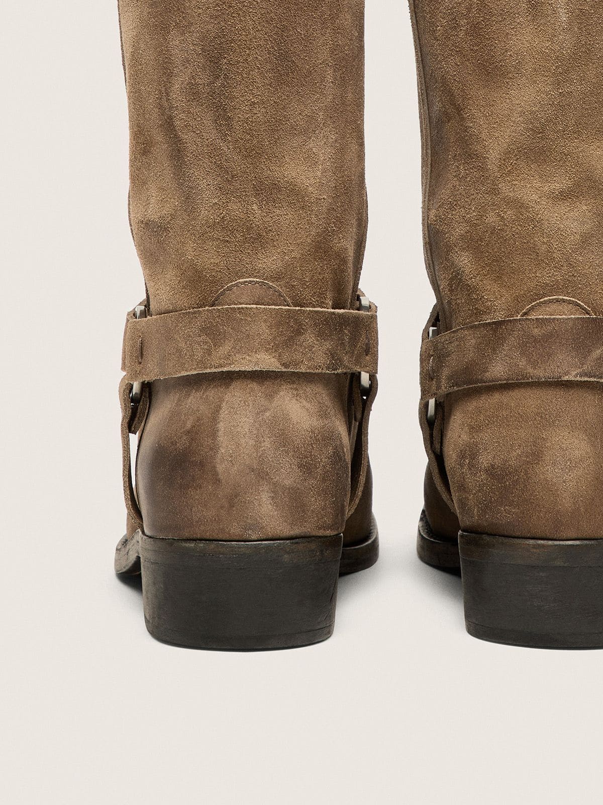 Golden Goose - Stivali Biker alti Donna in suede cerato color beige scuro con cinturino e fibbia color argento in 