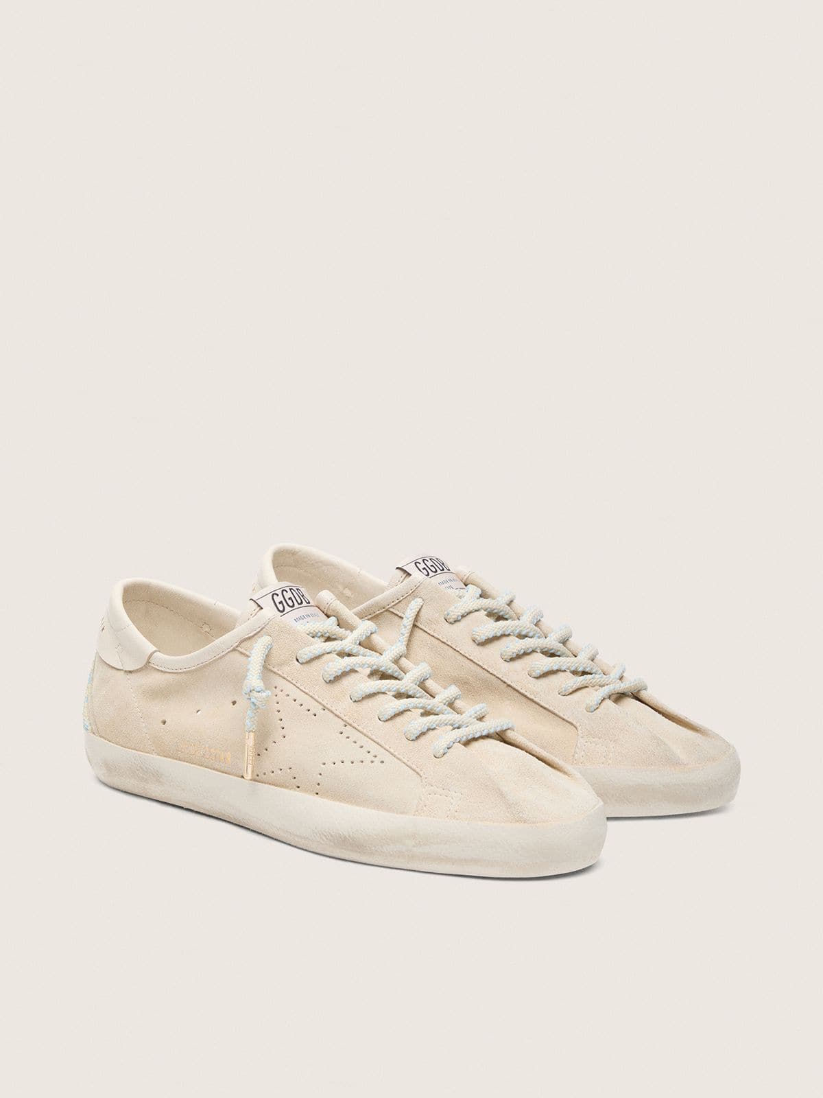 Golden Goose - 여성 퍼포레이티드 스타와 비즈 인서트의 크림 스웨이드 슈퍼스타 in 