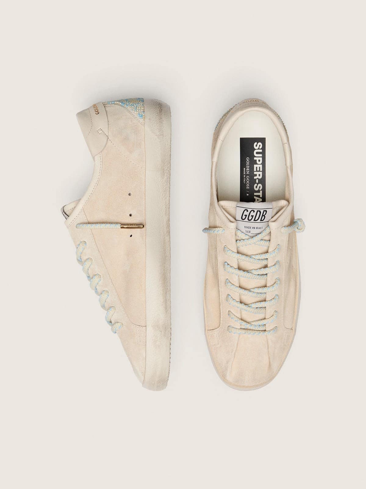 Golden Goose - 여성 퍼포레이티드 스타와 비즈 인서트의 크림 스웨이드 슈퍼스타 in 