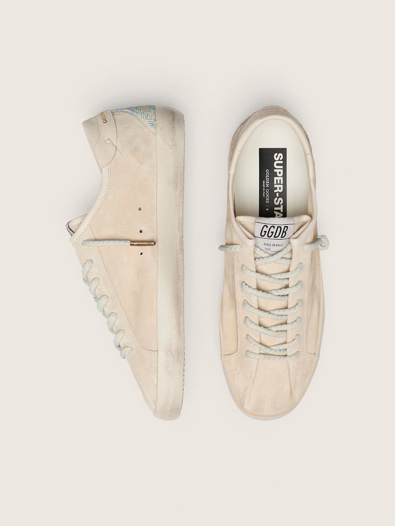 Golden Goose - Super-Star femme en cuir velours cr&egrave;me avec &eacute;toile ajour&eacute;e et empi&egrave;cement avec perles in 