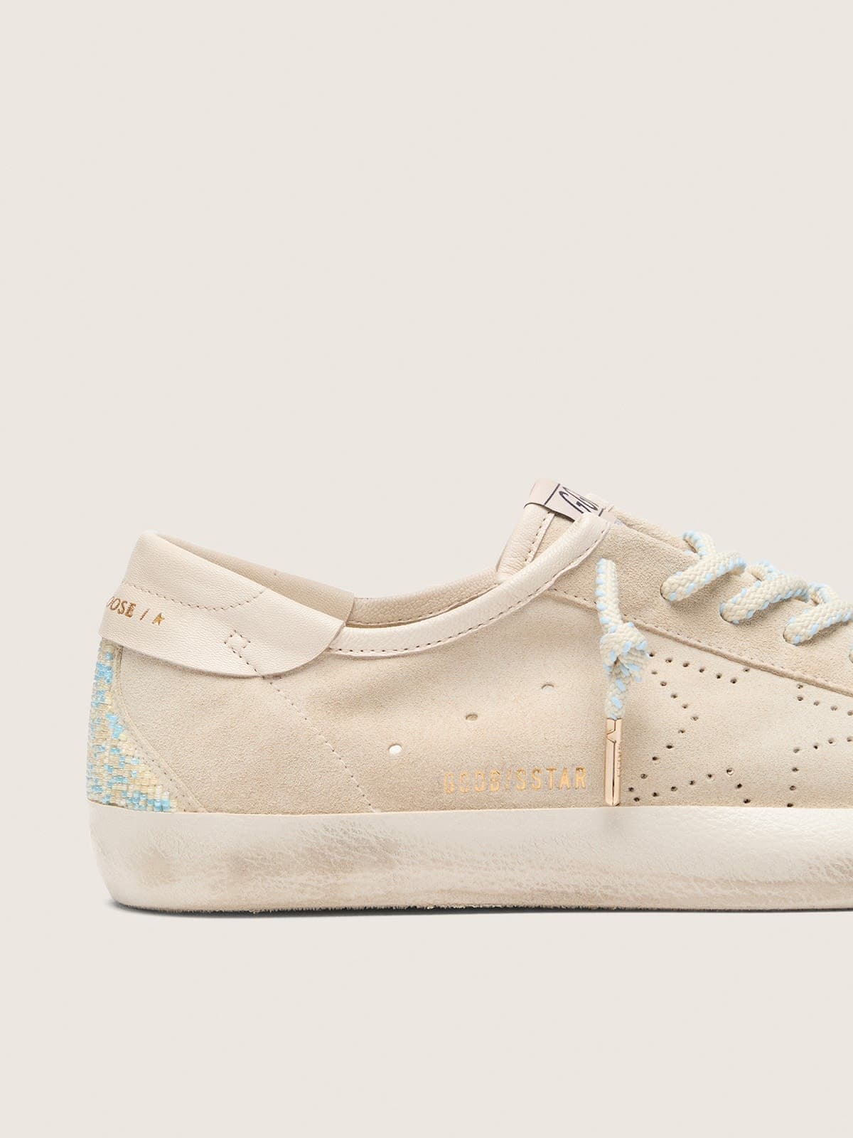 Golden Goose - 여성 퍼포레이티드 스타와 비즈 인서트의 크림 스웨이드 슈퍼스타 in 