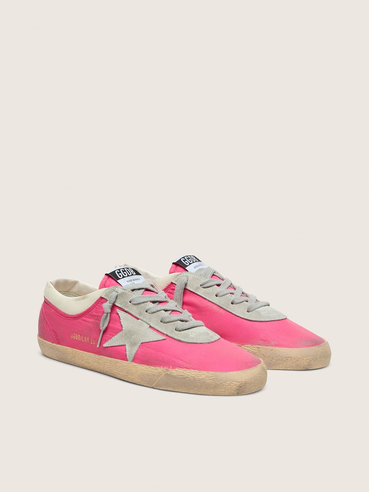 Golden Goose - Super-Star Damen aus neonrosa Nylon mit hellgrauem Raulederstern in 