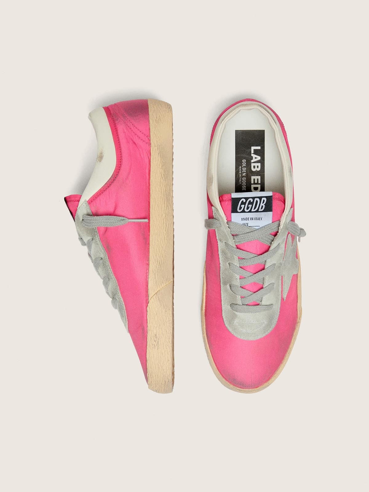 Golden Goose - Super-Star Damen aus neonrosa Nylon mit hellgrauem Raulederstern in 