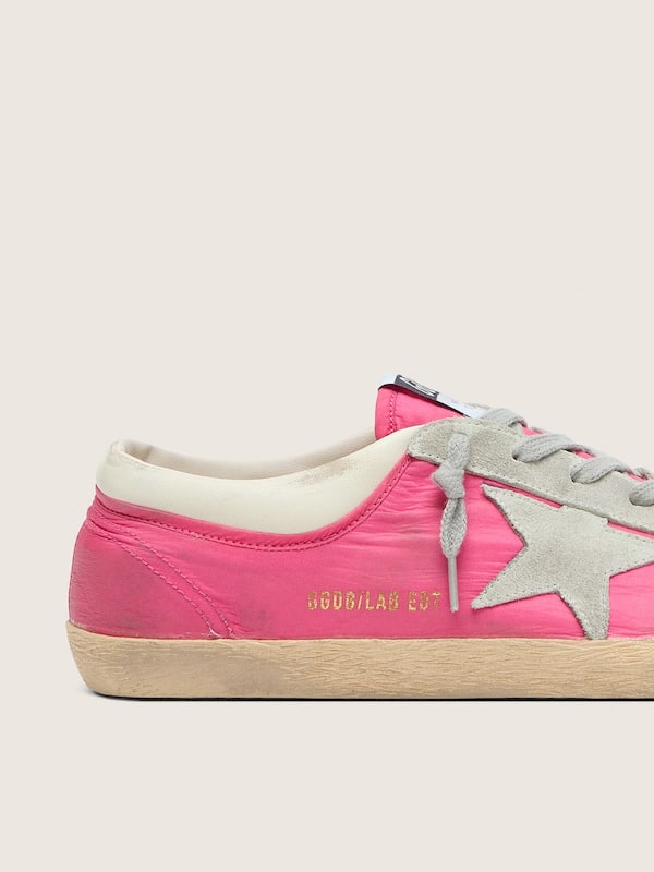 Golden Goose - Super-Star de mujer de nailon rosa fl&uacute;or con estrella de ante gris claro in 