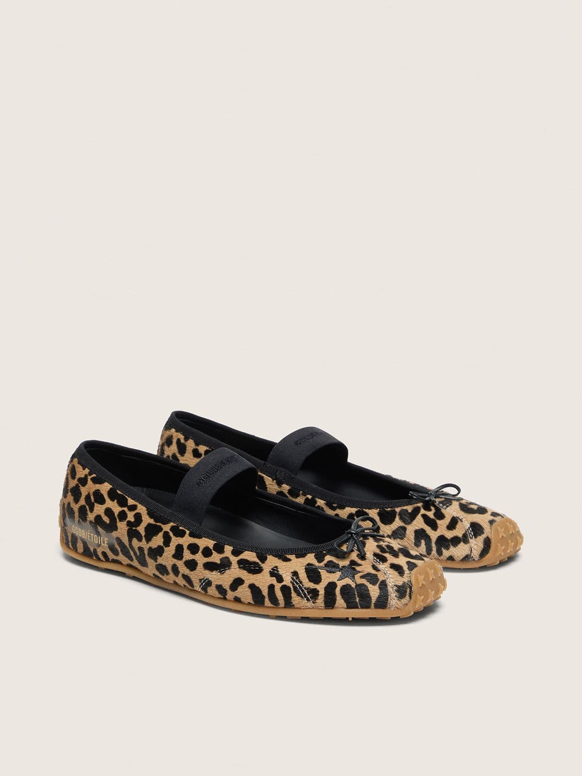 Ballerine &Eacute;toile de piel efecto potro con estampado leopardo con estrella bordada negra y banda el&aacute;stica