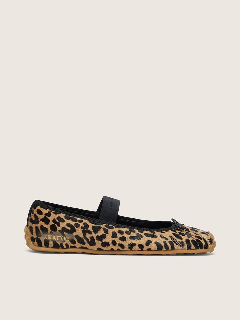 Ballerine &Eacute;toile de piel efecto potro con estampado leopardo con estrella bordada negra y banda el&aacute;stica