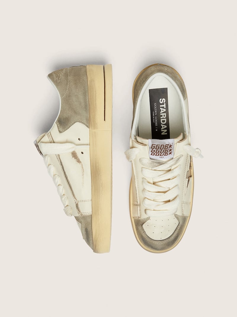 Golden Goose - Wei&szlig;er Stardan LTD Damen aus Rau- und Nappaleder mit goldfarbenem Stern in 