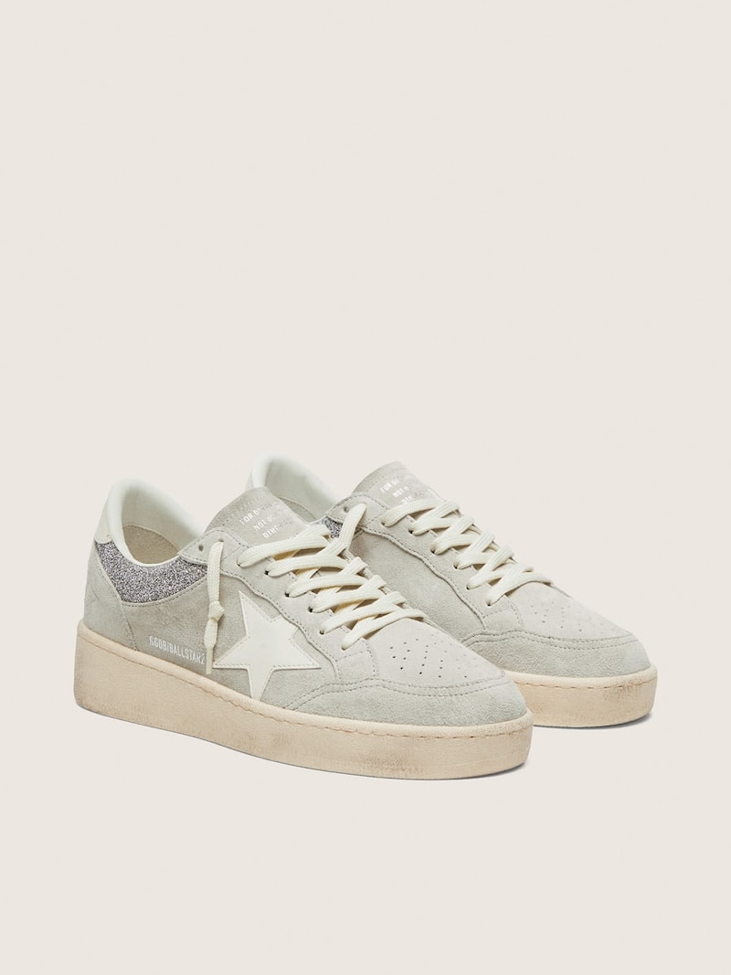Golden Goose - Ball Star Damen aus hellgrauem Rauleder mit Stern und Eins&auml;tzen aus Glitzer in 
