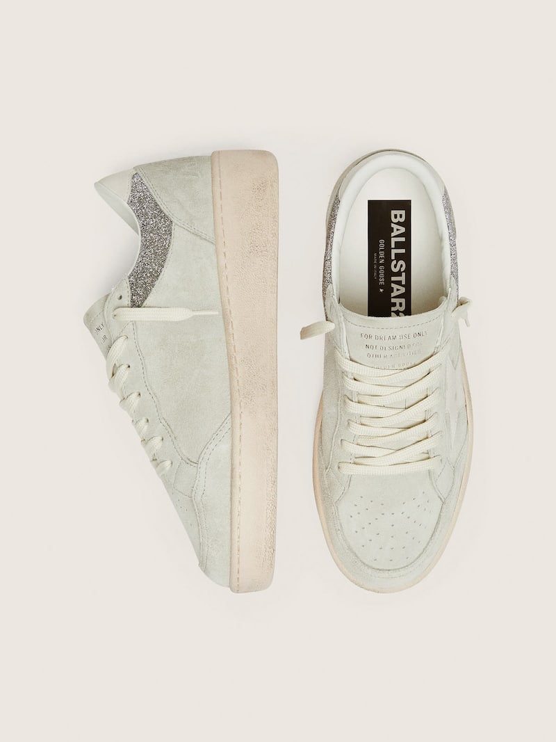Golden Goose - Ball Star Damen aus hellgrauem Rauleder mit Stern und Eins&auml;tzen aus Glitzer in 