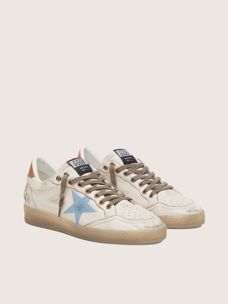Golden Goose - Ball Star LTD pour femme en cuir blanc avec &eacute;toile brod&eacute;e bleu ciel in 